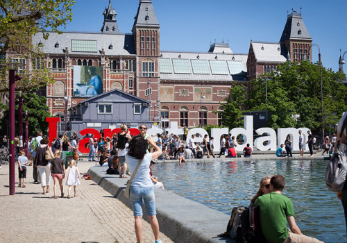 Hollandiában feloldják a korlátozások többségét