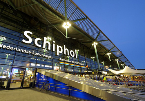 Az amszterdami repülőtér szeptemberben és októberben korlátozza az utasok számát