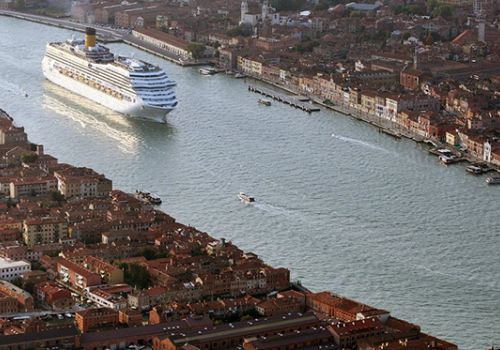Kitiltja a tengerjárókat Velencéből az olasz kormány
