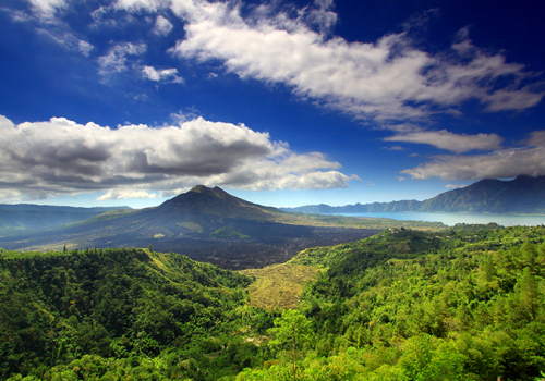 Kitiltják a turistákat Bali szent hegyeiről